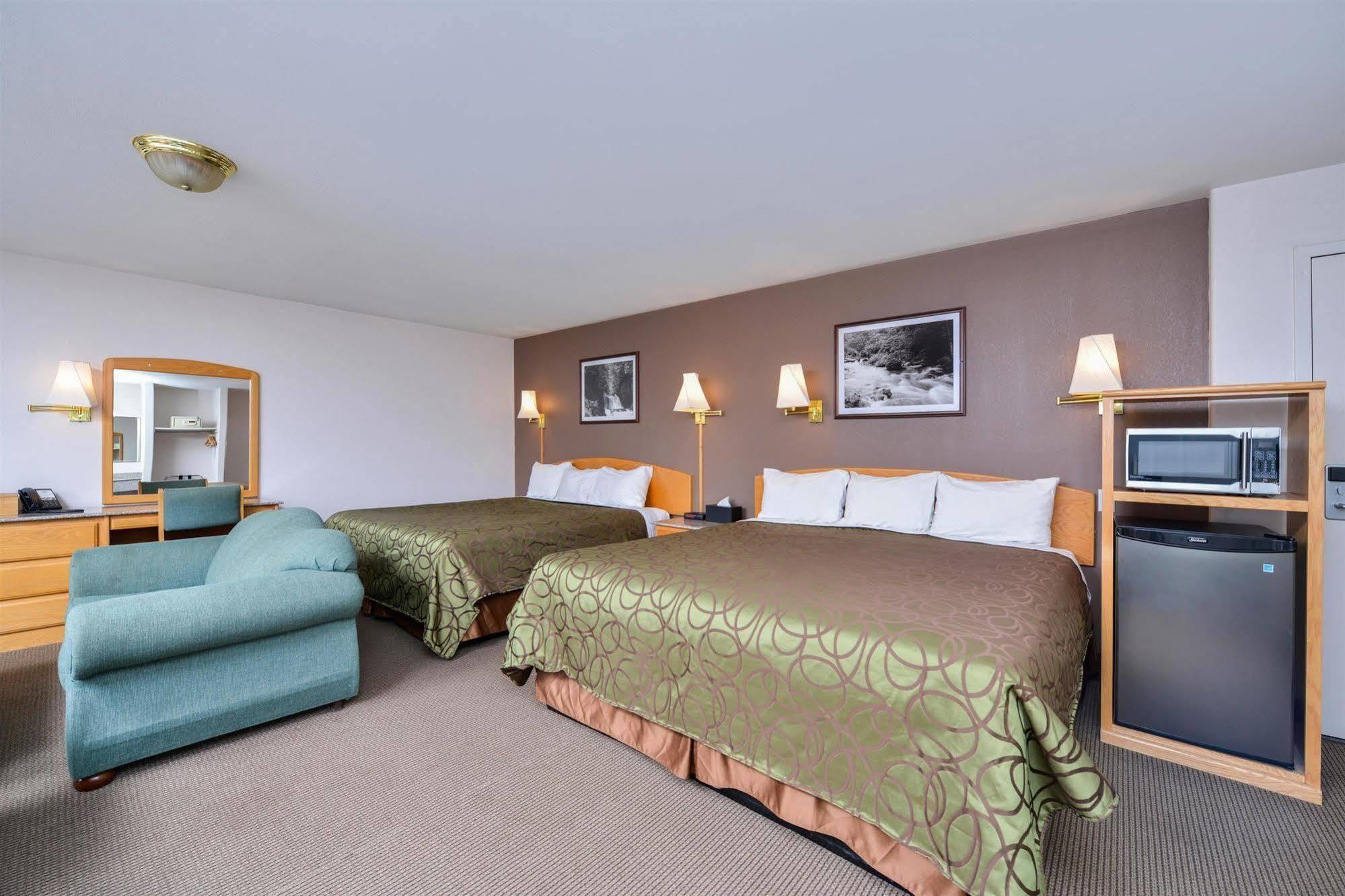 Canadas Best Value Inn Valemount Dış mekan fotoğraf